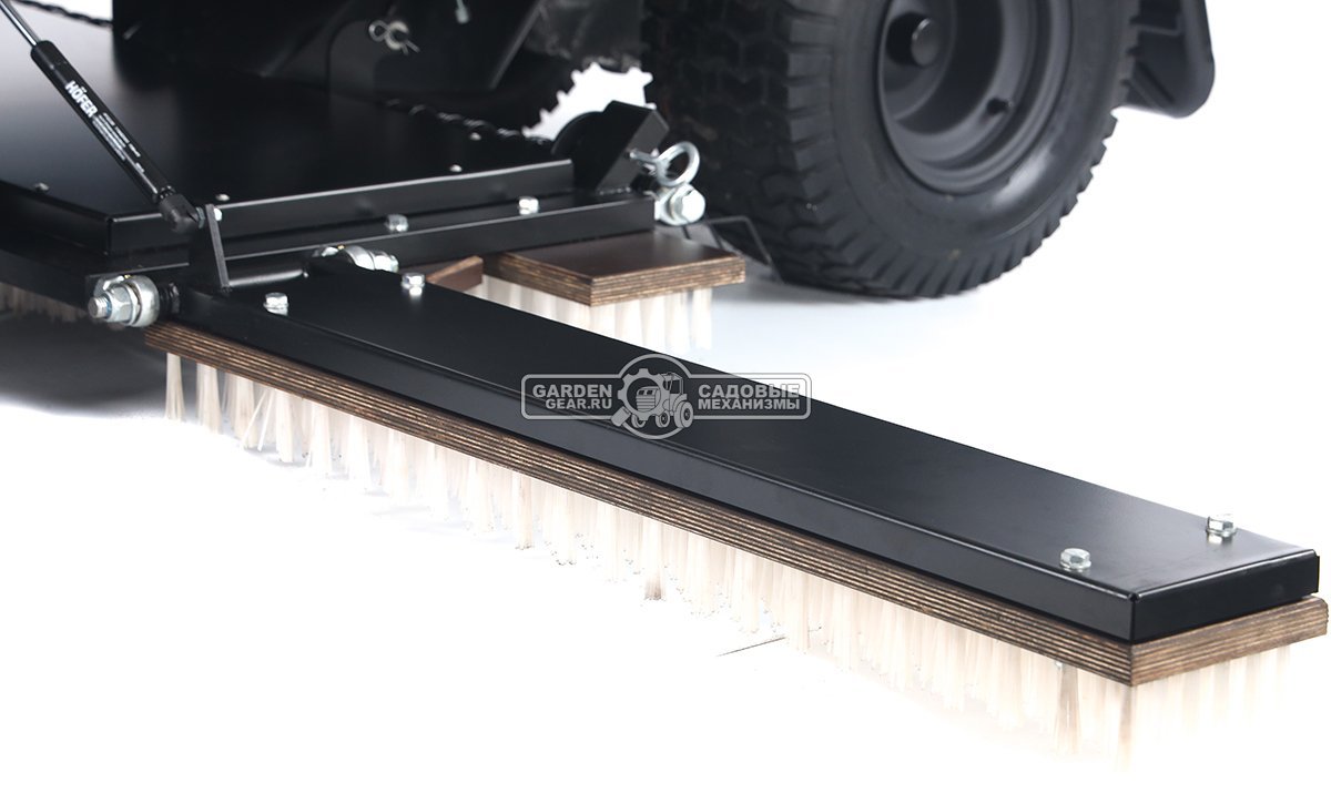 Трактор для футбольного поля Efco EF 84/14,5 K TOSS Sport с щёткой для ухода за искусственным газоном (дека 84 см и травосборник в комплекте)