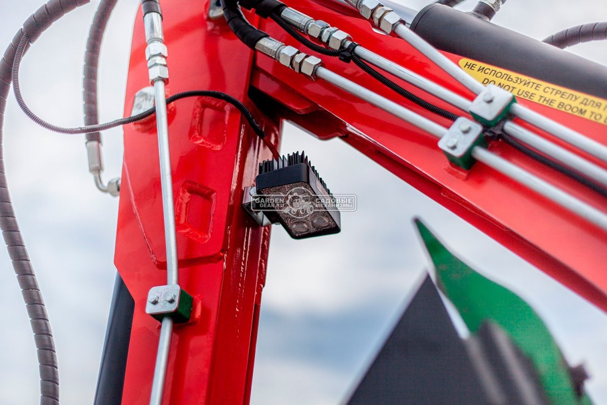 Прицепной экскаватор RED Rhino RBV-08 профессиональная комплектация, Loncin LC2V78FD-2., глубина копания 2,2 м., ковш 250 мм., 750 кг.