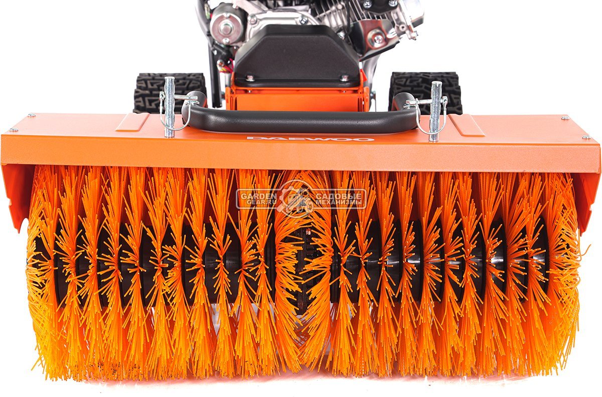 Подметальная машина Daewoo DASC 8080 (PRC, Daewoo 220 куб.см., запуск от аккумулятора 21В, фара, скорости 5/2, шир. 80 см., диам.35 см., 77,5 кг.)