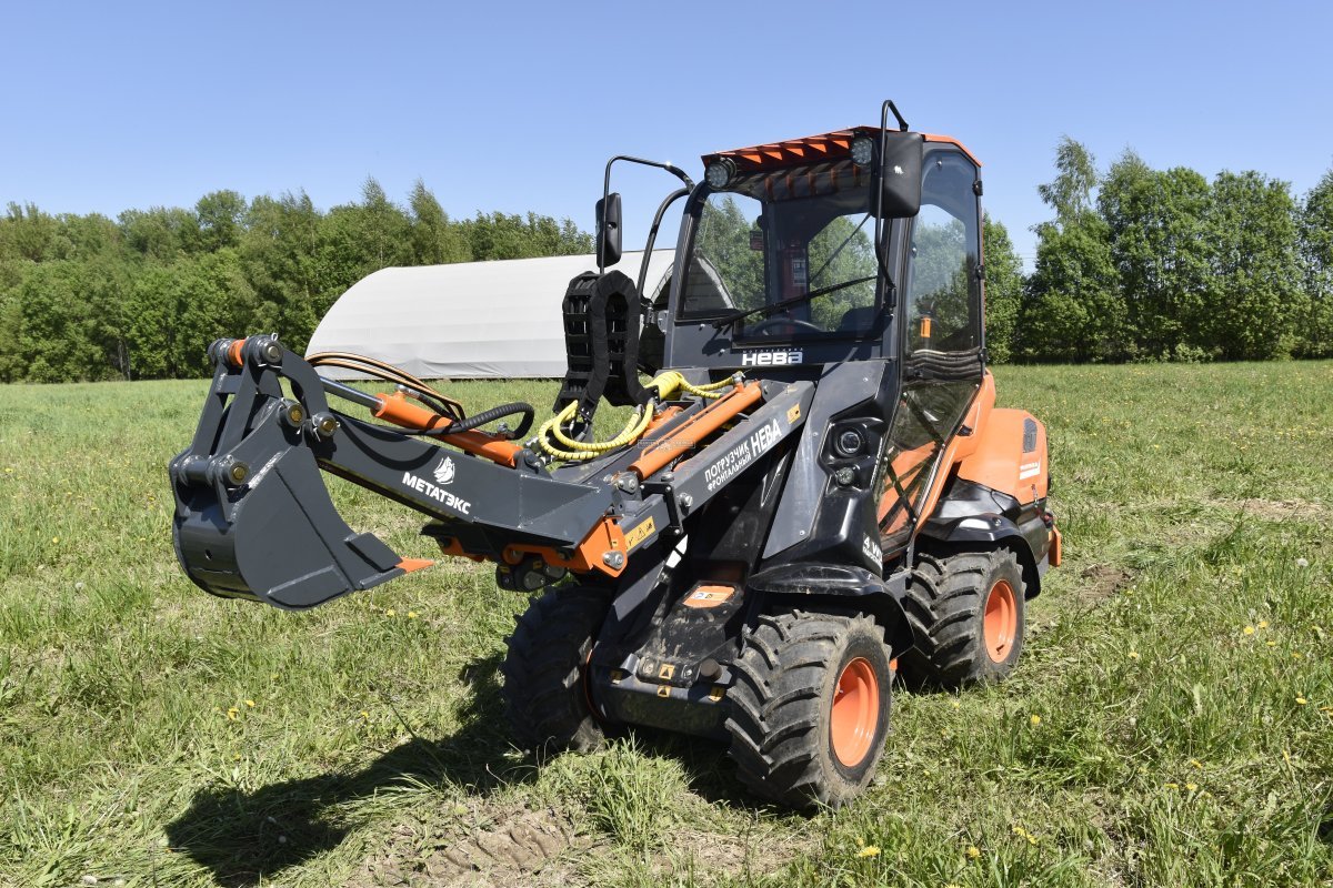 Фронтальный погрузчик Нева с кабиной (RUS, ММЗ-3LDT, 42 л.с., 60 л/мин, грузоподъемность 1200 кг, 2100 кг)