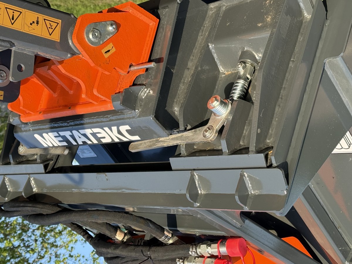 Фронтальный погрузчик Нева с кабиной (RUS, ММЗ-3LDT, 42 л.с., 60 л/мин, грузоподъемность 1200 кг, 2100 кг)