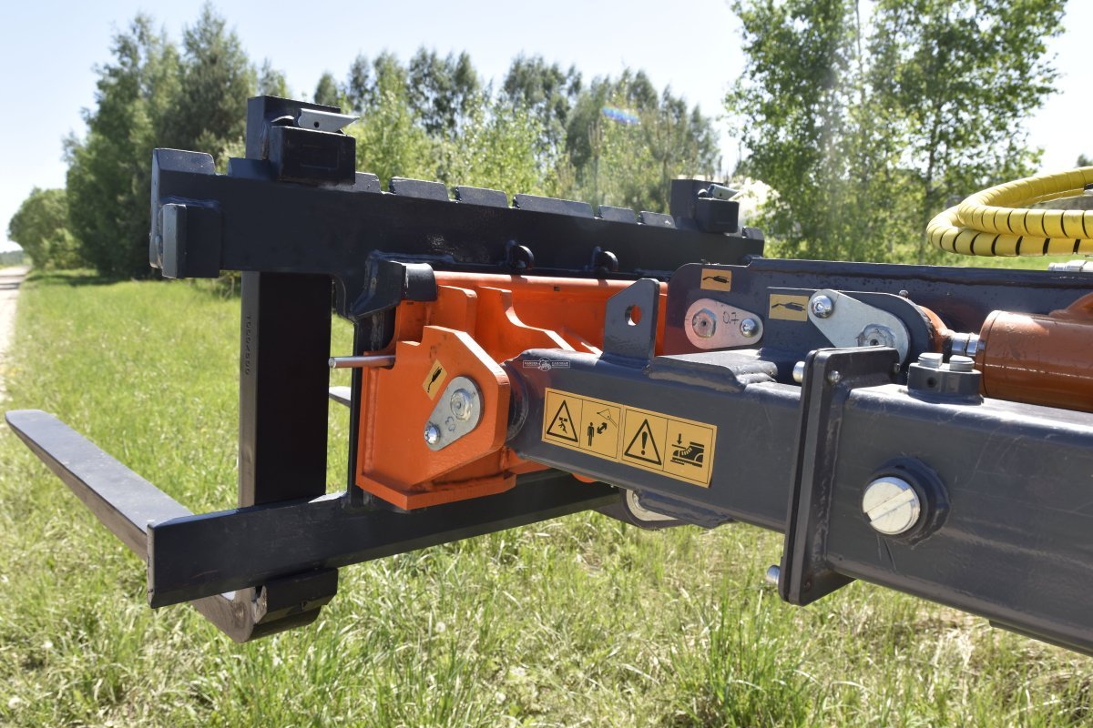 Фронтальный погрузчик Нева с кабиной (RUS, ММЗ-3LDT, 42 л.с., 60 л/мин, грузоподъемность 1200 кг, 2100 кг)