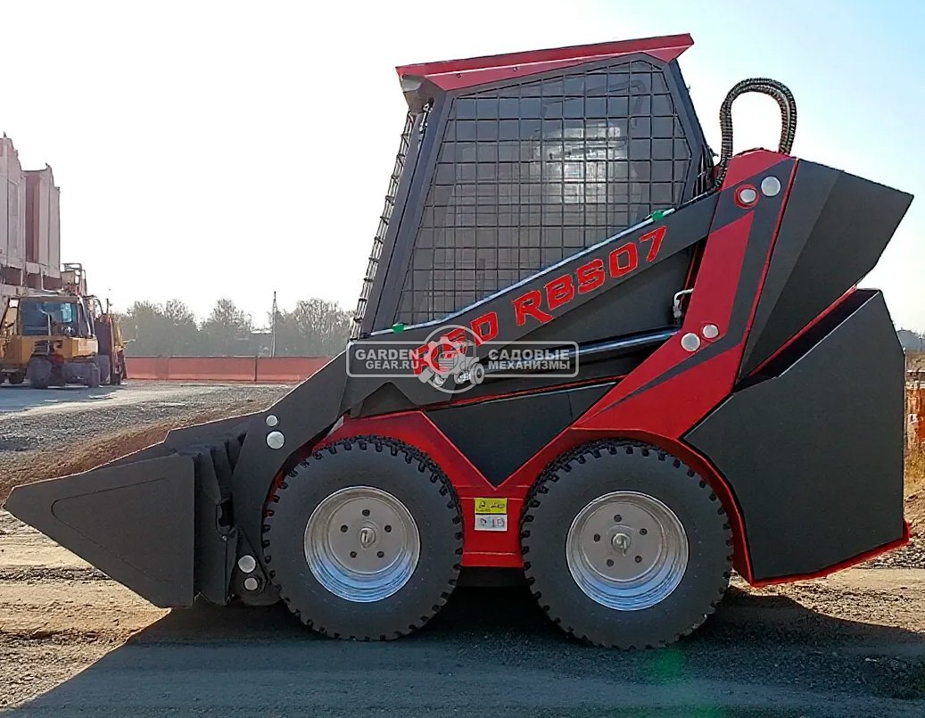 Мини-погрузчик колесный RED RBS-07 с закрытой кабиной Loncin LC2V80FD 30 л.с., грузоподъемность до 700 кг., ковш 300 л., 1200 кг.