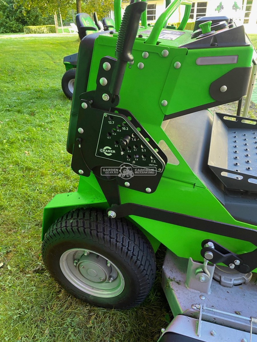 Садовый минирайдер GreenWorks ZTCS92 Stand-On аккумуляторный с нулевым радиусом разворота (PRC, 92 см, 82В, 105 Ач / 8 кВтч, 430 кг)