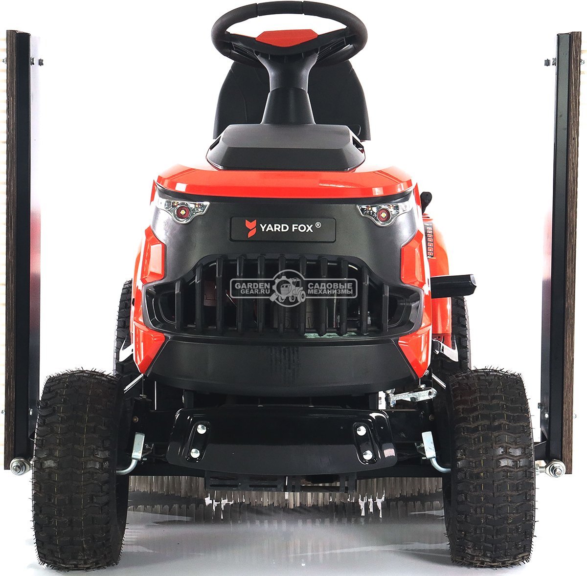 Трактор для футбольного поля Yard Fox 108 TOSS Sport с щёткой для ухода за искусственным газоном