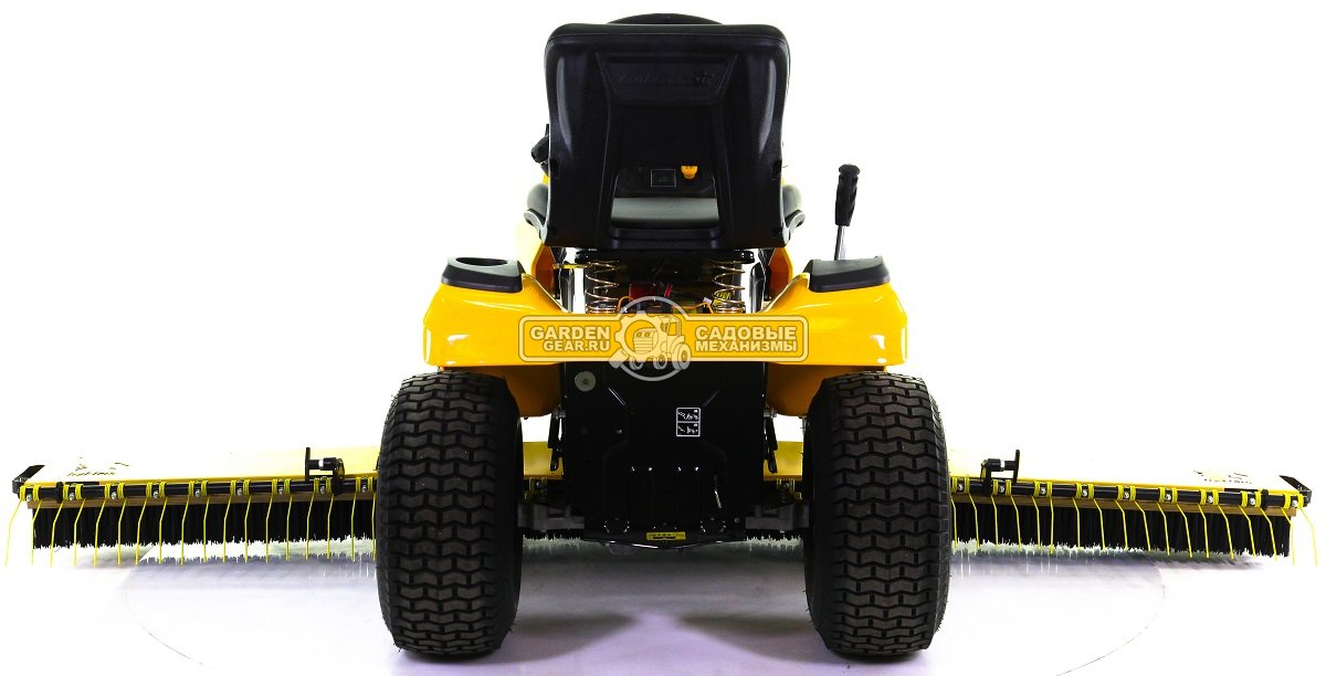 Трактор для футбольного поля Cub Cadet XT1 Sport с щёткой для искусственного газона