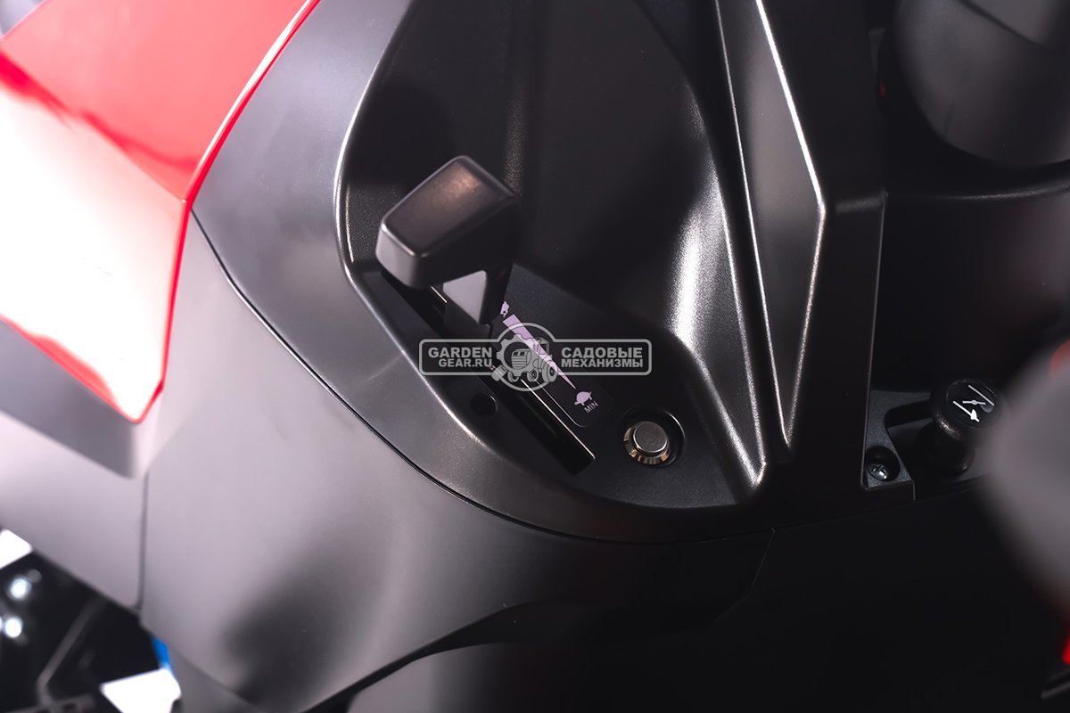 Садовый трактор ZimAni TC242HVD (PRC, Honda 688 куб.см., гидростатика, дифференциал, травосбор. 320 л, шир. кошения 107 см, LED панель, 195 кг)