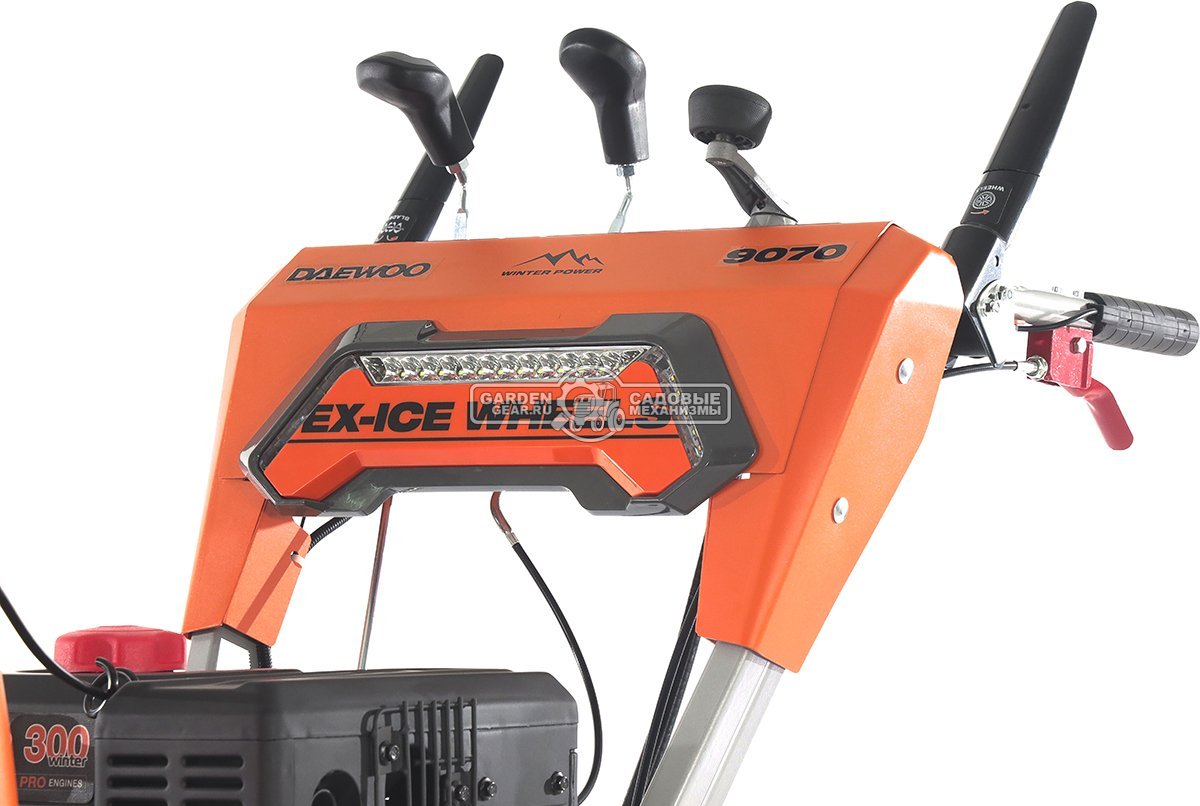 Снегоуборщик Daewoo DAST 9070 (PRC, 67 см., Daewoo, 298 куб.см., эл/стартер 220В, фара, скорости 5/2, колеса EX-ICE, подогрев рукояток, 112 кг.)