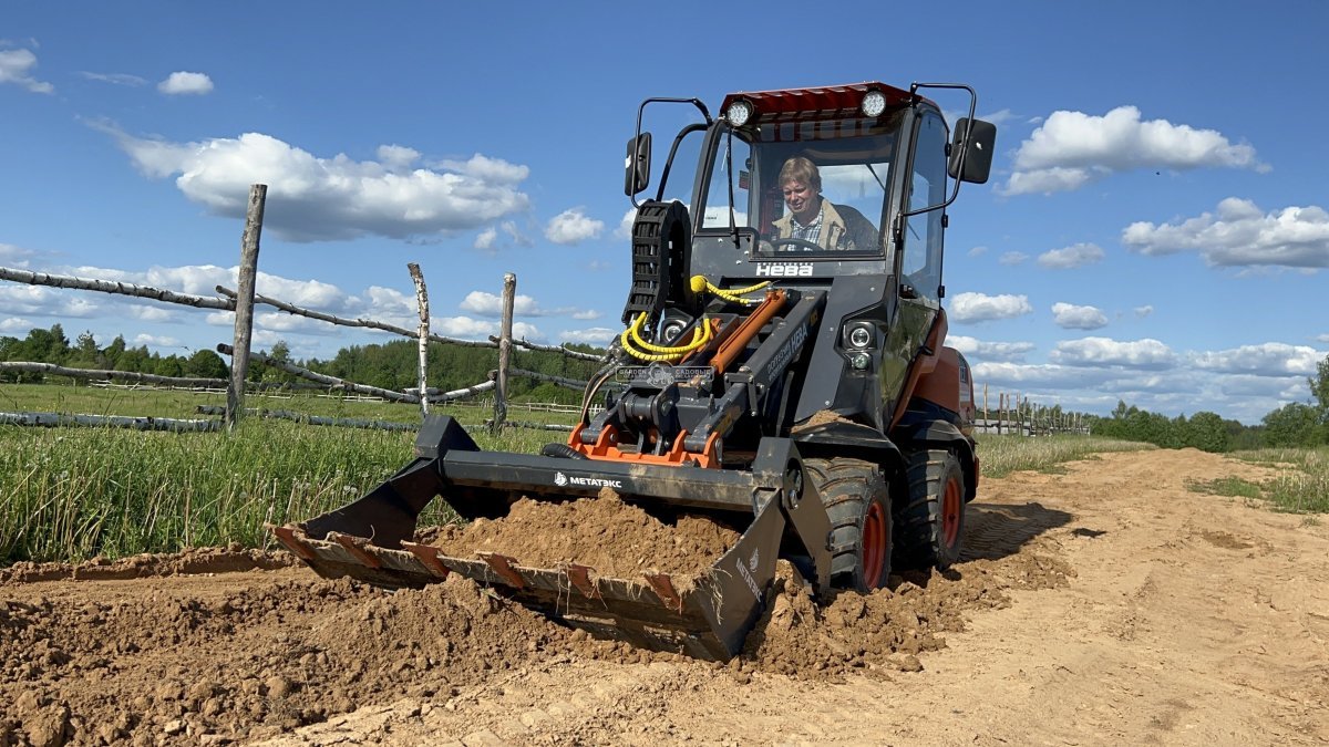Фронтальный погрузчик Нева с кабиной (RUS, ММЗ-3LDT, 42 л.с., 60 л/мин, грузоподъемность 1200 кг, 2100 кг)