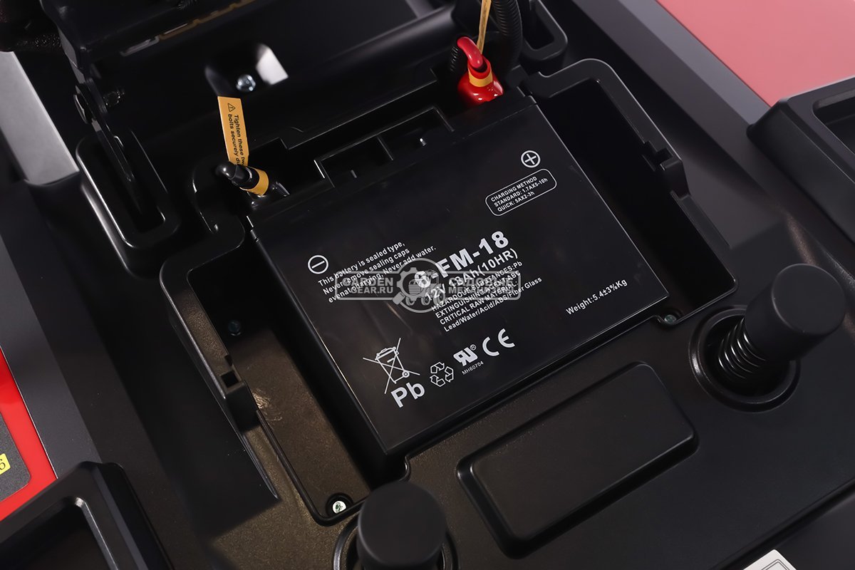 Садовый трактор ZimAni TC242HVD (PRC, Honda 688 куб.см., гидростатика, дифференциал, травосбор. 320 л, шир. кошения 107 см, LED панель, 195 кг)