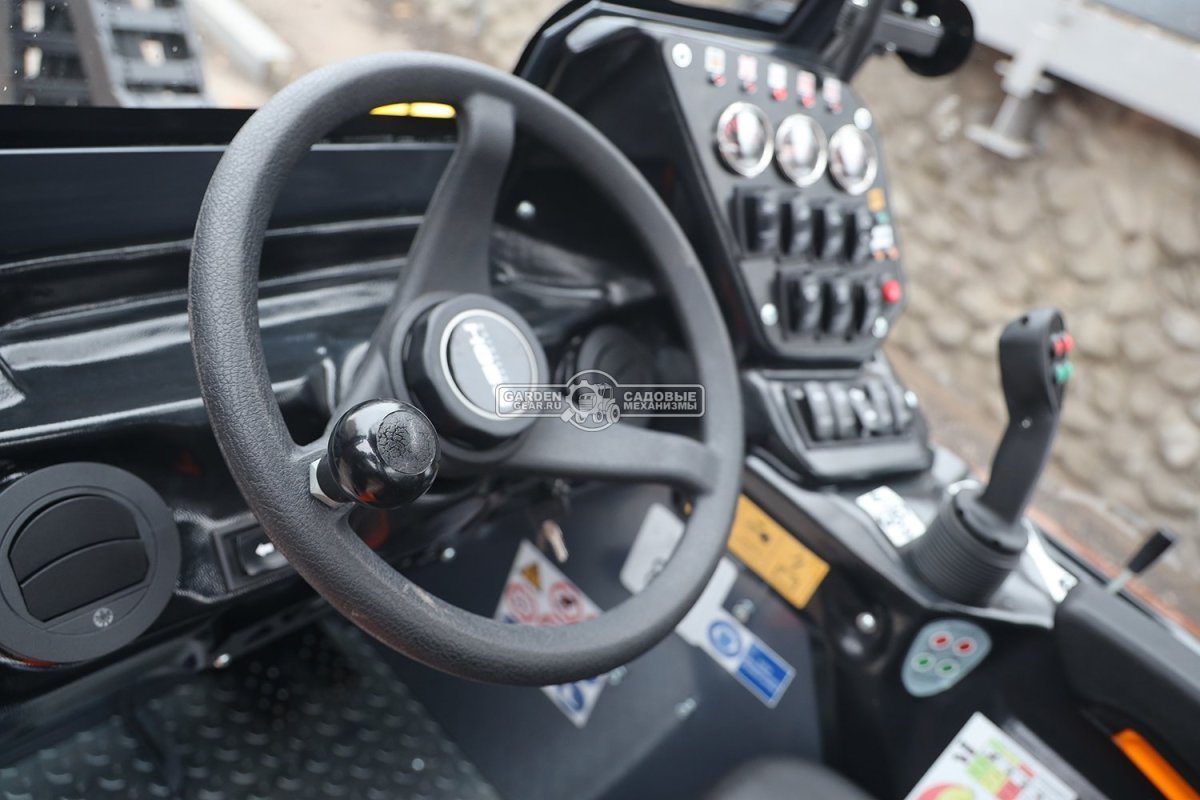 Фронтальный погрузчик Нева с кабиной (RUS, ММЗ-3LDT, 42 л.с., 60 л/мин, грузоподъемность 1200 кг, 2100 кг)