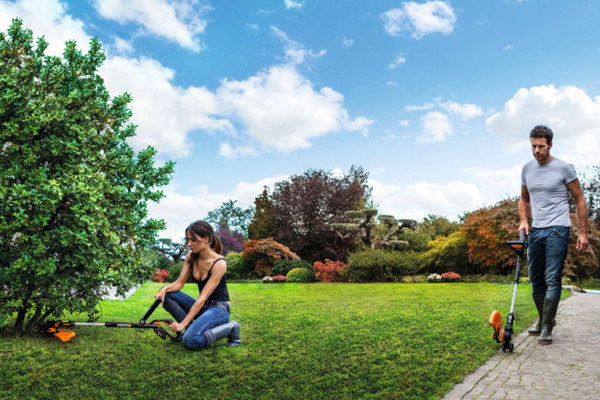 рейтинг садовых триммеров аккумуляторных. 5ccd2d3d82aec37901aa24b67a7b8166. рейтинг садовых триммеров аккумуляторных фото. рейтинг садовых триммеров аккумуляторных-5ccd2d3d82aec37901aa24b67a7b8166. картинка рейтинг садовых триммеров аккумуляторных. картинка 5ccd2d3d82aec37901aa24b67a7b8166. Благодаря своему удобству триммеры давно заменили обыкновенную косу. Они доступны в нескольких модификациях – сетевые, бензиновые и аккумуляторные. Первые отличаются лёгкостью, но из-за постоянно подключённого кабеля они не слишком мобильны. Бензиновые решения, в свою очередь, можно использовать в любом месте почти неограниченное время (лишь бы хватило топлива), но они слишком тяжёлые. По этой причине мы решили выбрать лучшие аккумуляторные триммеры для травы. Да, время работы на такой технике очень зависит от ёмкости аккумулятора и мощности. При этом последнее обычно не слишком высокая. Но для поддержания порядка на небольшом дачном участке этого вполне хватит, а благодаря умеренному весу с такими моделями справятся даже хрупкие девушки. рейтинг садовых триммеров аккумуляторных. 5ccd2d3d82aec37901aa24b67a7b8166. рейтинг садовых триммеров аккумуляторных фото. рейтинг садовых триммеров аккумуляторных-5ccd2d3d82aec37901aa24b67a7b8166. картинка рейтинг садовых триммеров аккумуляторных. картинка 5ccd2d3d82aec37901aa24b67a7b8166. Благодаря своему удобству триммеры давно заменили обыкновенную косу. Они доступны в нескольких модификациях – сетевые, бензиновые и аккумуляторные. Первые отличаются лёгкостью, но из-за постоянно подключённого кабеля они не слишком мобильны. Бензиновые решения, в свою очередь, можно использовать в любом месте почти неограниченное время (лишь бы хватило топлива), но они слишком тяжёлые. По этой причине мы решили выбрать лучшие аккумуляторные триммеры для травы. Да, время работы на такой технике очень зависит от ёмкости аккумулятора и мощности. При этом последнее обычно не слишком высокая. Но для поддержания порядка на небольшом дачном участке этого вполне хватит, а благодаря умеренному весу с такими моделями справятся даже хрупкие девушки.