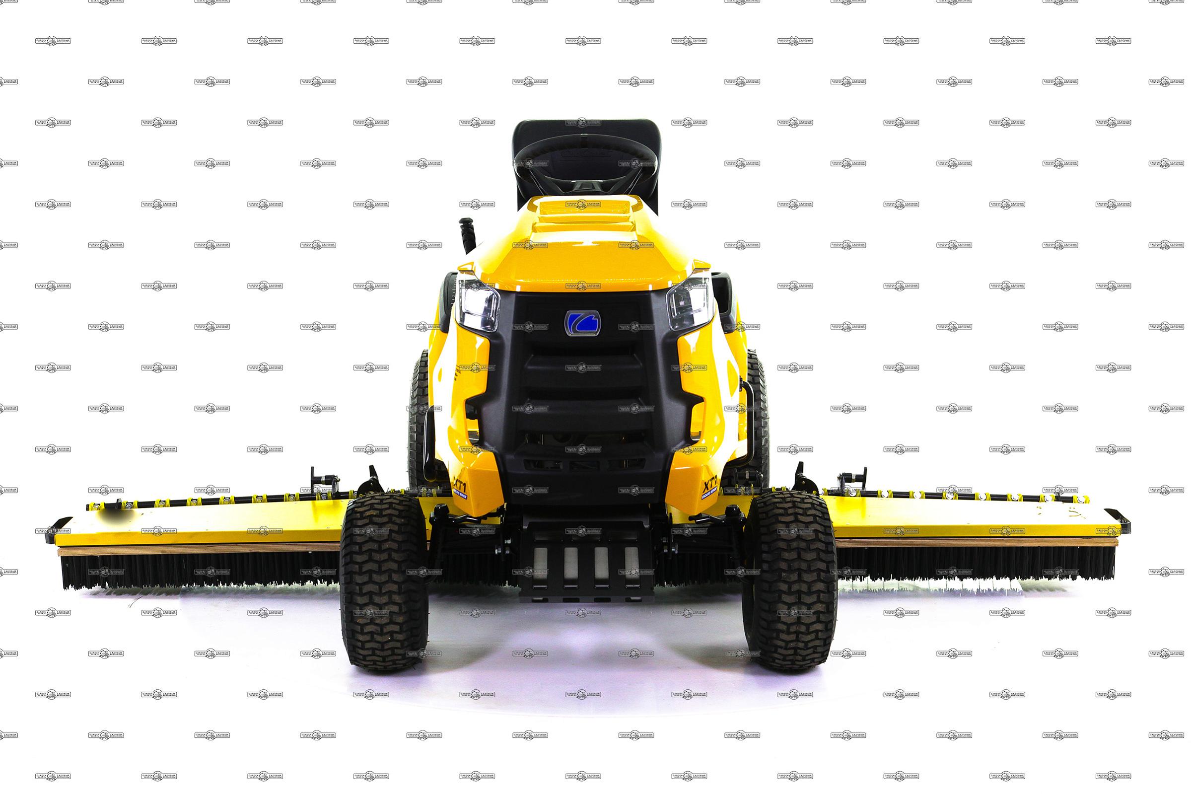 Трактор для футбольного поля Cub Cadet XT1 Sport с щёткой для искусственного газона