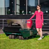 Самоходный разбрасыватель с щеткой MasterYard TDF15B для ухода за спортивными газонами